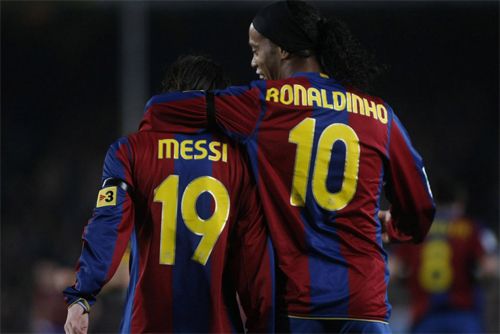 Số áo của Ronaldinho bao nhiêu?