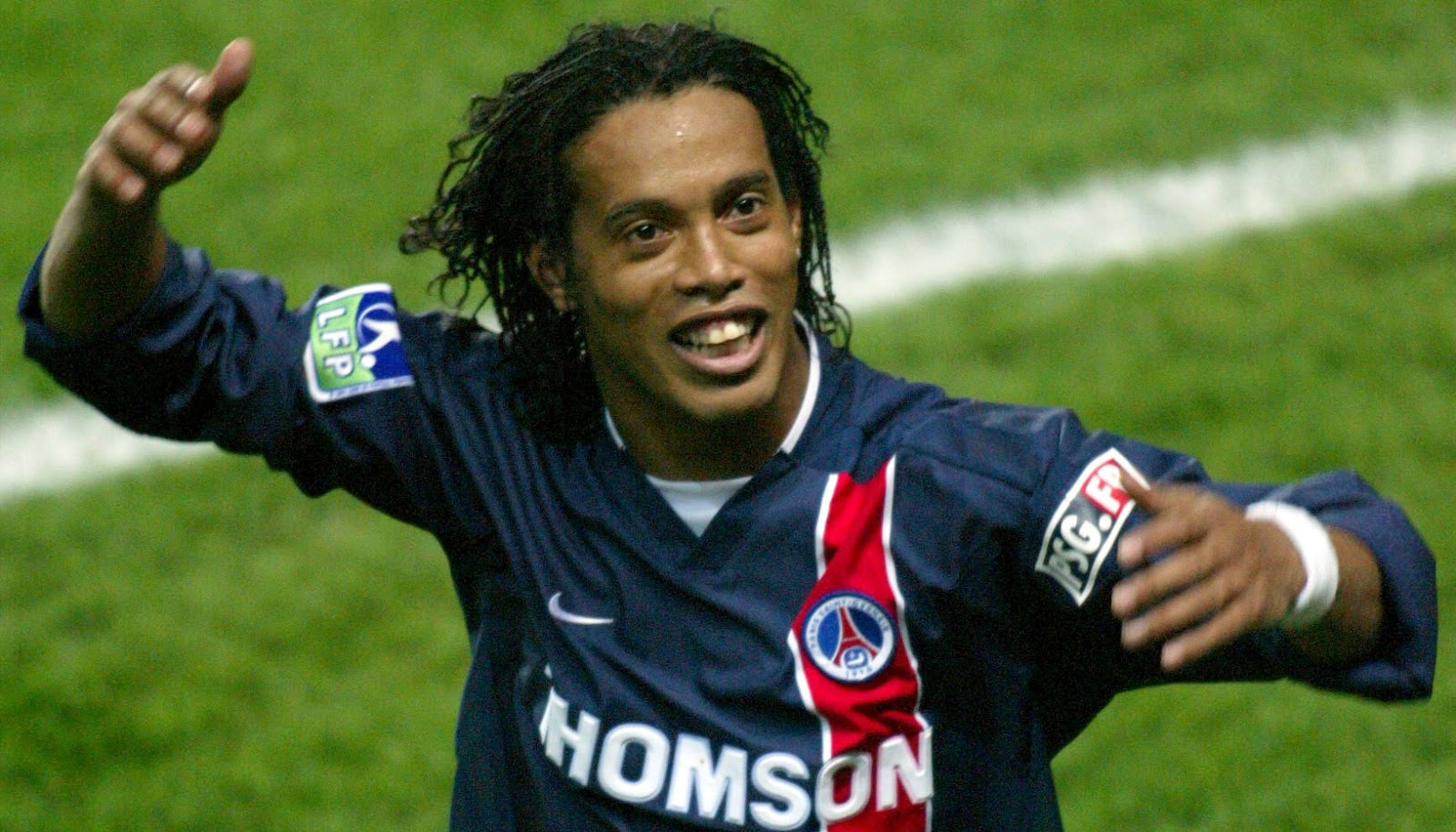 Số áo của Ronaldinho thay đổi liên tục qua các câu lạc bộ